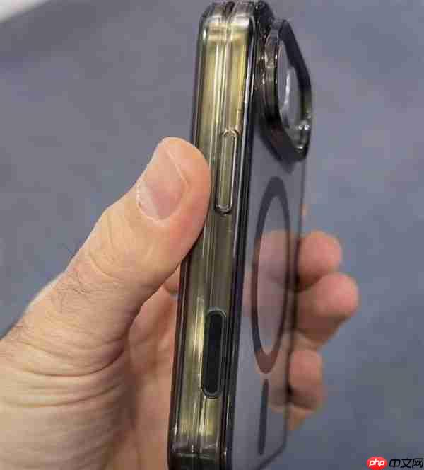 外观无悬念了！首款iPhone Fold保护壳模具偷跑  第3张