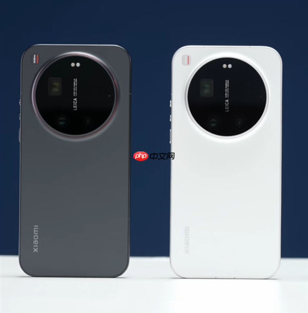 卢伟冰公布小米17 Ultra真机：首次直屏直边、8.29mm史上最薄  第2张