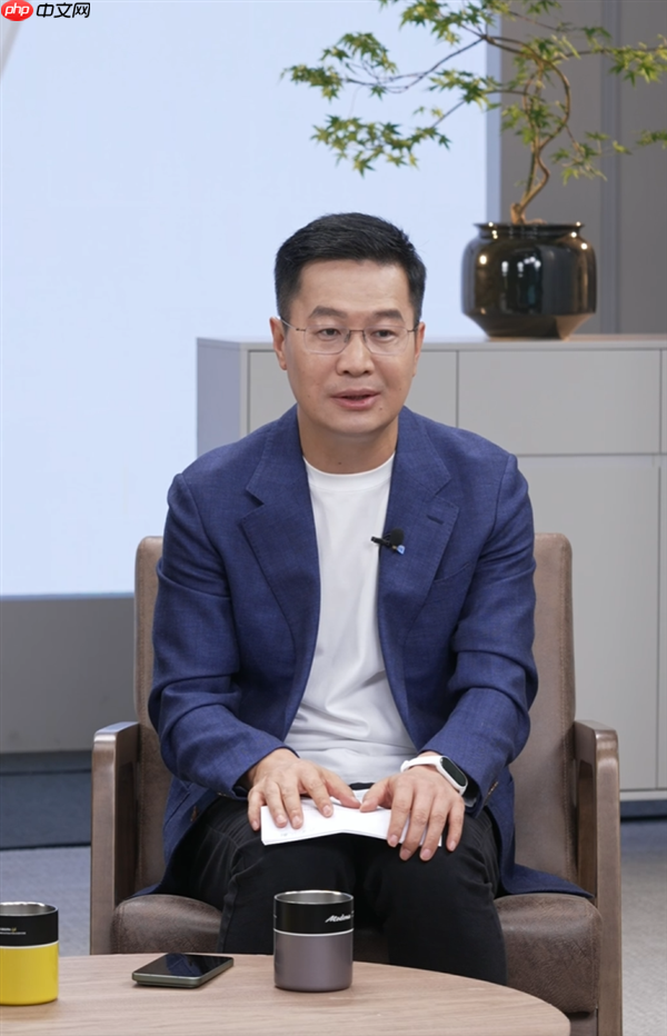 小米17 Pro Max销量最好！卢伟冰称小米17团队年终奖考虑翻倍  第1张