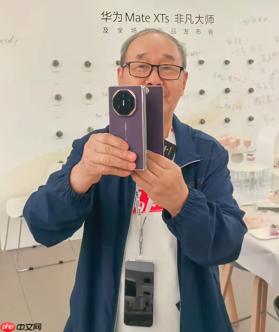 收藏230多台华为手机！83岁华为铁粉点评Mate XTs三折叠：八边形战士