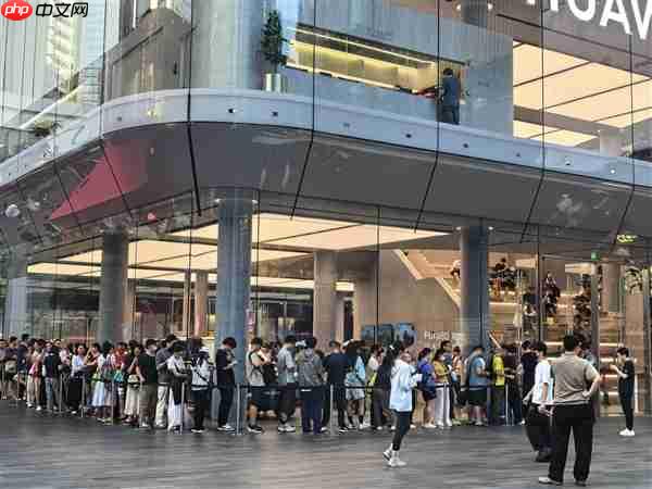 华为新三折叠屏Mate XTs非凡大师开售现场人从众：17999元起