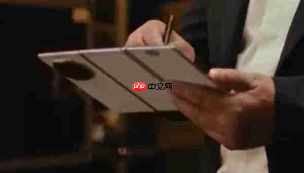 余承东展示华为Mate XTs非凡大师真机：新增白色 支持手写笔  第2张