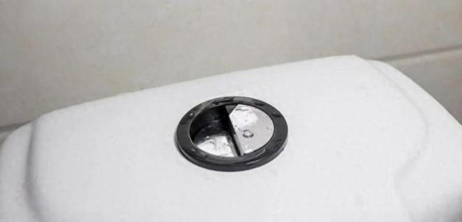 马桶水箱为何有两个按钮(解析马桶水箱的双按钮设计及其优势) 第1张 马桶水箱为何有两个按钮(解析马桶水箱的双按钮设计及其优势) 第1张