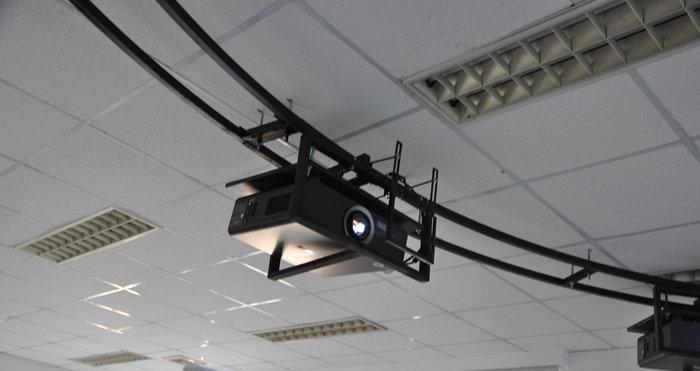 投影仪水平吊装方法（安全稳定的投影仪安装与调整技巧）  第1张