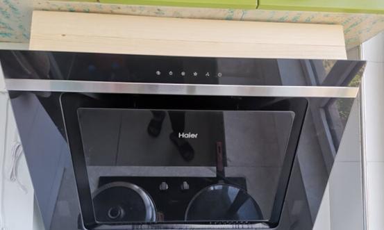 如何清洗房顶上的油烟机（简便有效的清洗技巧）  第1张