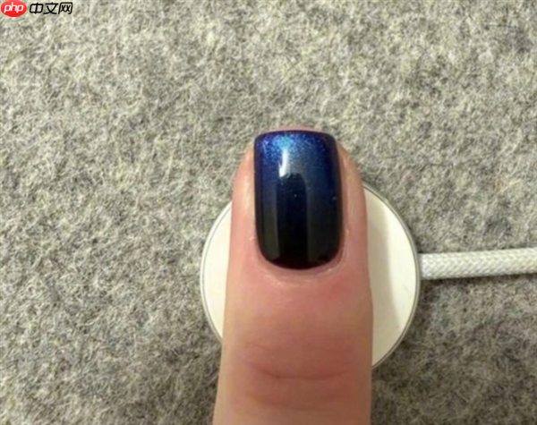 Apple Watch充电器成美甲神器：内置磁铁使指甲油金属颗粒偏移  第1张