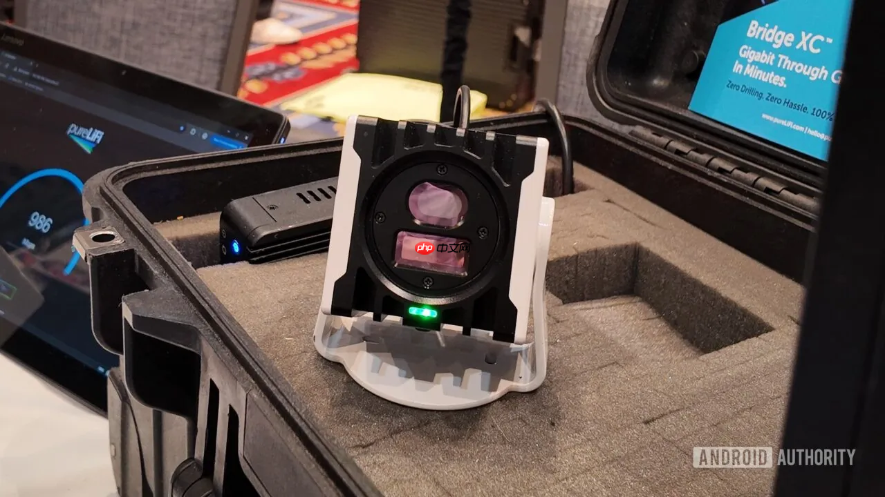 光信号传输 英国厂商pureLiFi在CES展示基于光的LI-FI技术 第1张 光信号传输 英国厂商pureLiFi在CES展示基于光的LI-FI技术 第1张