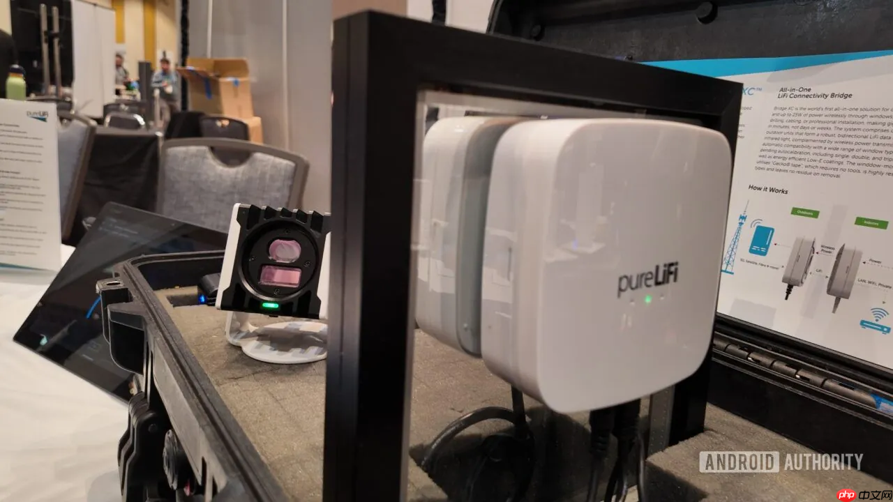 光信号传输 英国厂商pureLiFi在CES展示基于光的LI-FI技术 第3张 光信号传输 英国厂商pureLiFi在CES展示基于光的LI-FI技术 第3张