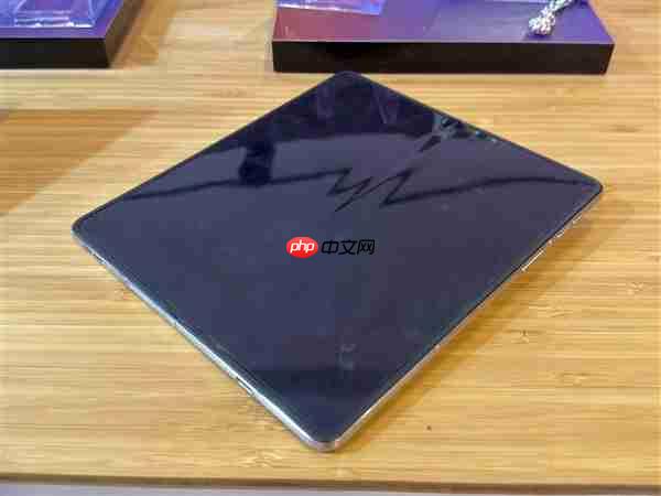 moto首款大折叠屏来了！moto Razr Fold亮相CES  第10张